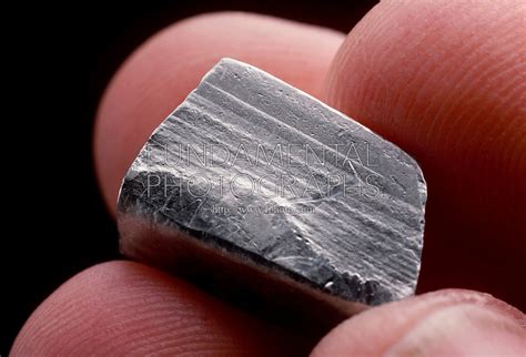  Indium : Un Métal Rare aux Multiples Facettes dans l'Électronique de Pointe et les Technologies Energétiques!